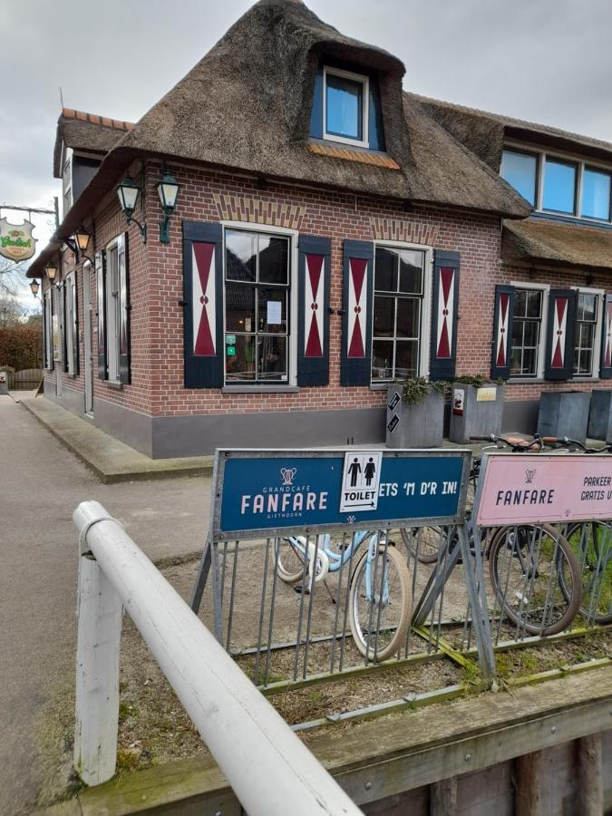 Wuivend Riet Gelegen Op Resort Venetie Giethoorn Kültér fotó