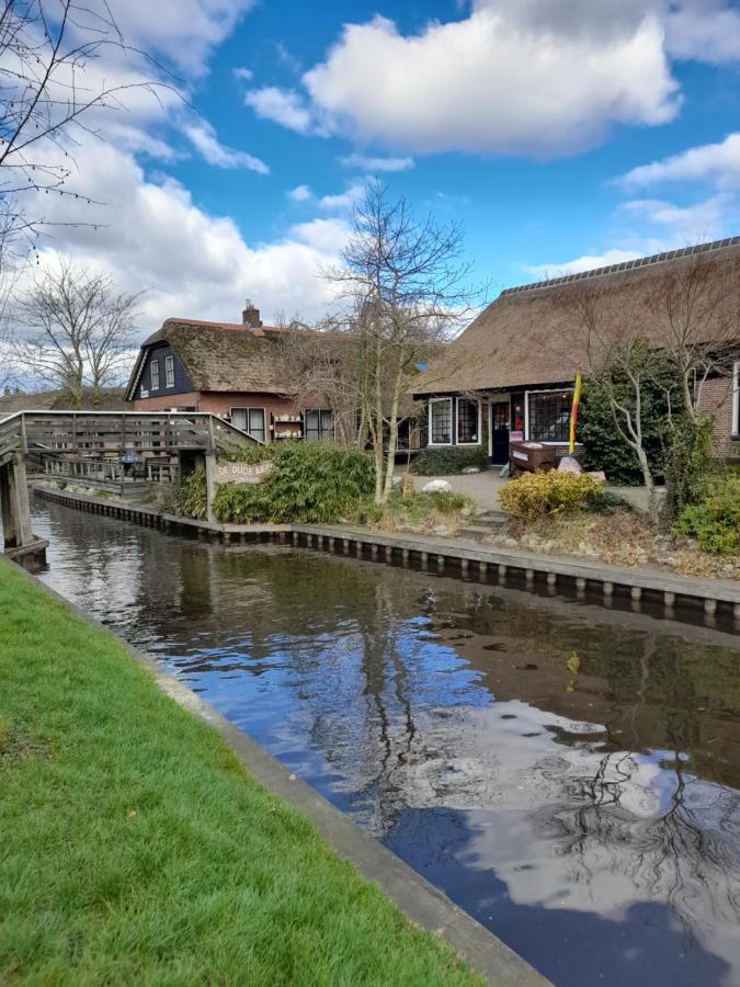 Wuivend Riet Gelegen Op Resort Venetie Giethoorn Kültér fotó