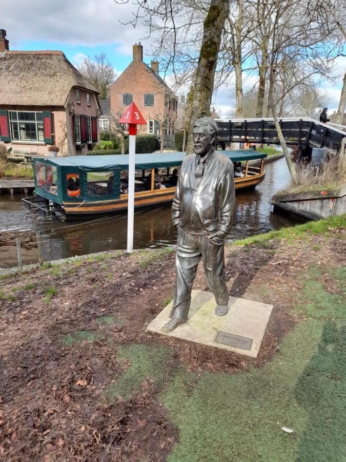 Wuivend Riet Gelegen Op Resort Venetie Giethoorn Kültér fotó